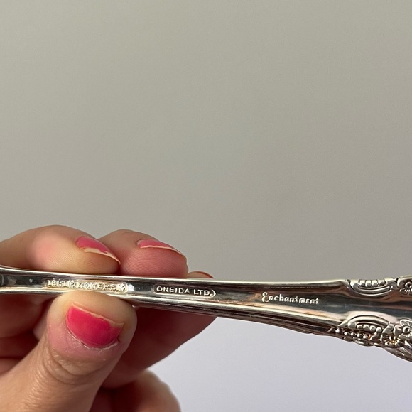 1881 Rogers Silverplate Oneida LTD. Enchantment 59 Piece & Wooden Chest - Picture 6 of 13